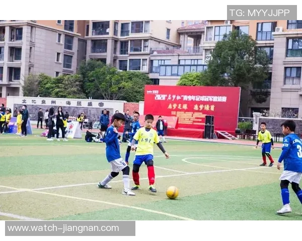 深圳绿茵场足球热潮兴起助力青少年成长与健康发展